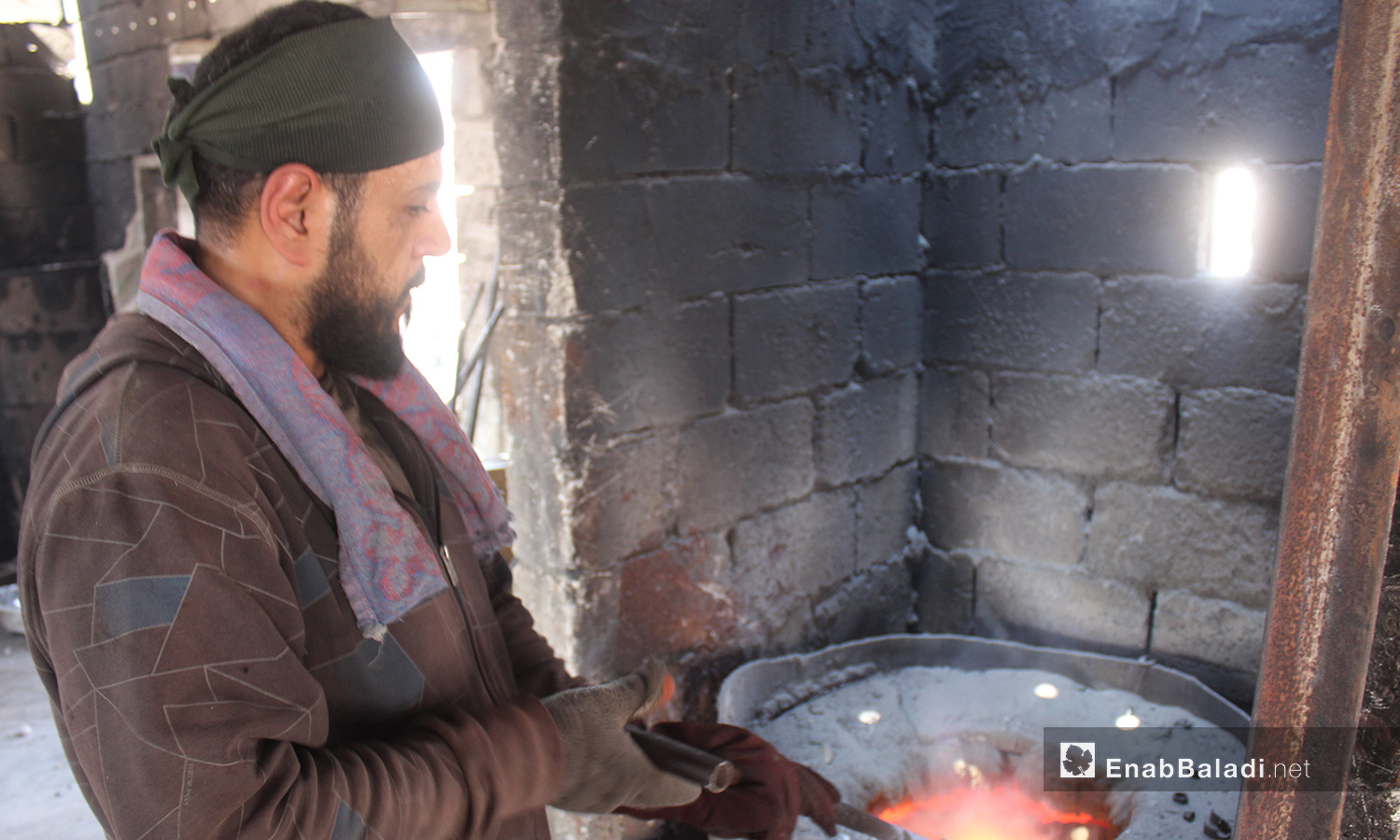 شخص يقوم بإذابة المعادن في شمال إدلب  - 26 آب 2020 (عنب بلدي / إياد عبد الجواد)