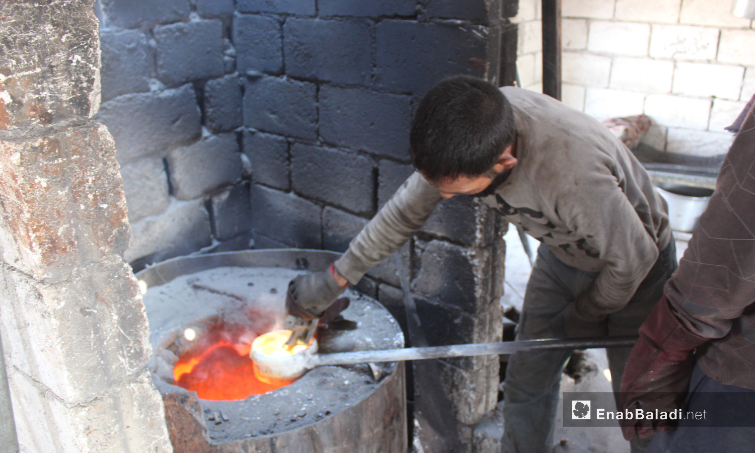 شخص يقوم بعملية صهر المعادن في شمال إدلب - 26 آب 2020 (عنب بلدي / إياد عبد الجواد)