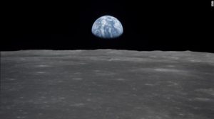 منظر لطرف القمر مع الأرض في الأفق ، منطقة ماري سميثي (CNN)
