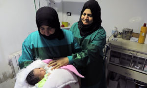 طبيبة في مستشفى أوسوم بأريحا تحمل طفل حديث الولادة – 6 آب 2020 (أوسوم)
