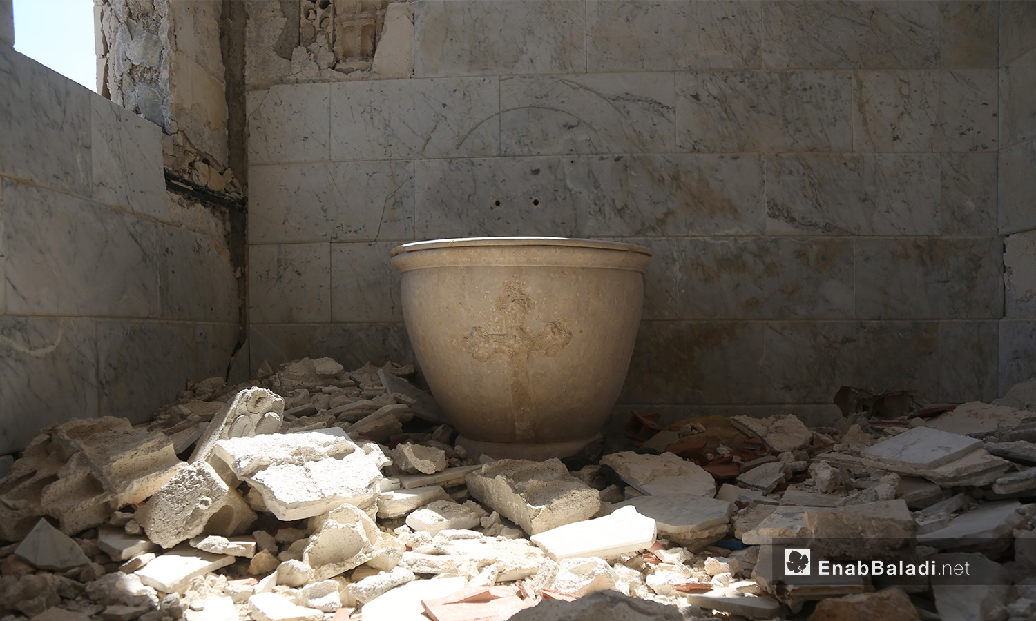 الكنيسة الإنجليلية في قرية الغسانية في ريف إدلب عالقة وسط الدمار - تموز 2020 (عنب بلدي)