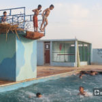 أطفال يستعدون للقفز بالماء في مسبح "الإرادة" في كللي بريف إدلب الشمالي -أيلول 2020 (عنب بلدي/ إياد عبد الجواد) 