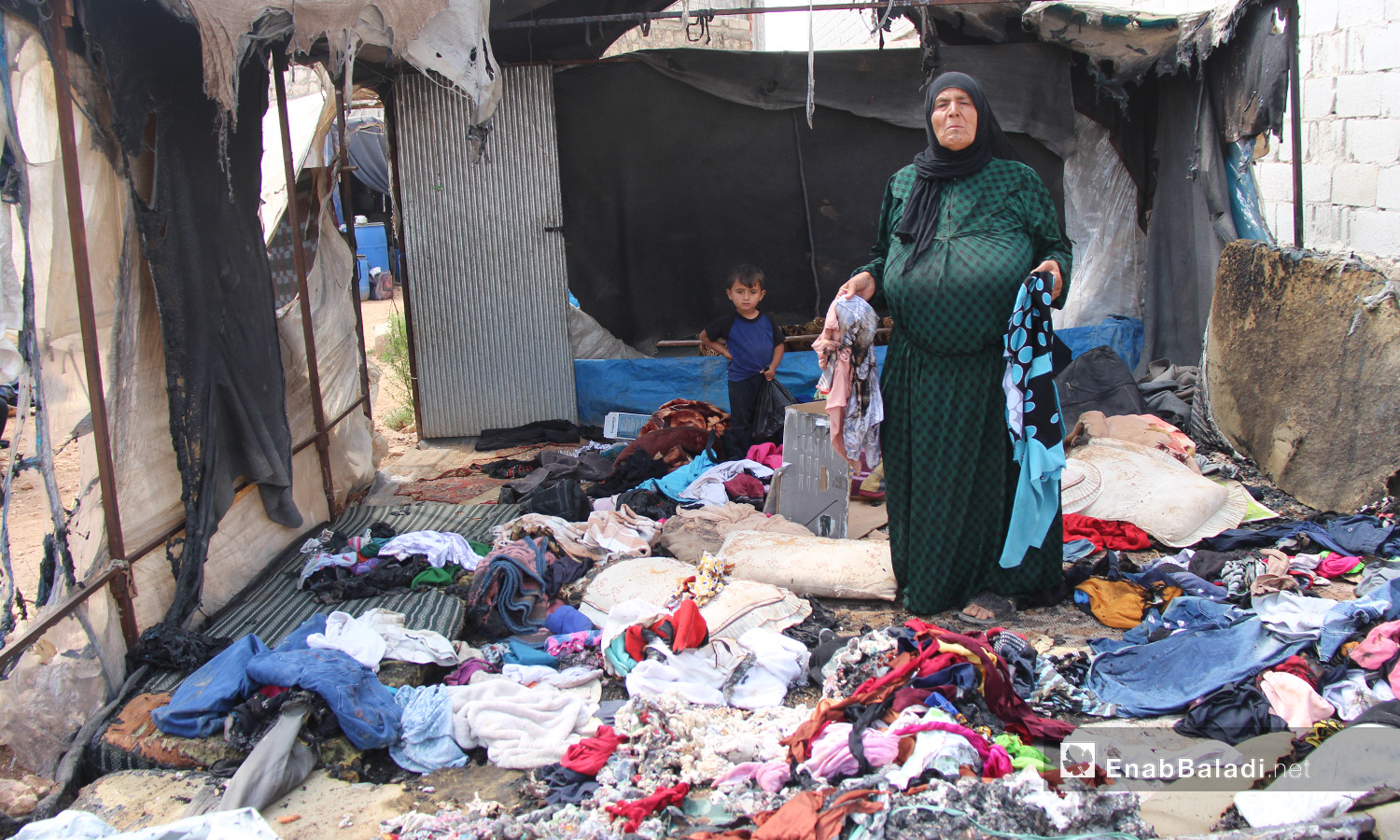 الحياة اليومية في المخيمات قرب مدينة سرمدا بريف إدلب الشمالي في ظل الظروف الجوية وارتفاع درجات الحرارة - 1 أيلول 2020 (عنب بلدي/رفيف السيد)