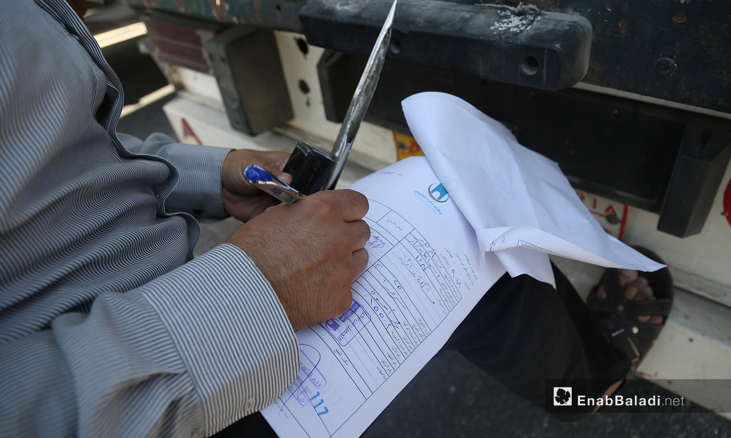 يفحص موظفو معبر "باب الهوى" الحدودي المساعدات الداخلة عبر تركيا قبل السماح بدخولها إلى إدلب - 18 أيلول 2020 (عنب بلدي/ يوسف غريبي)