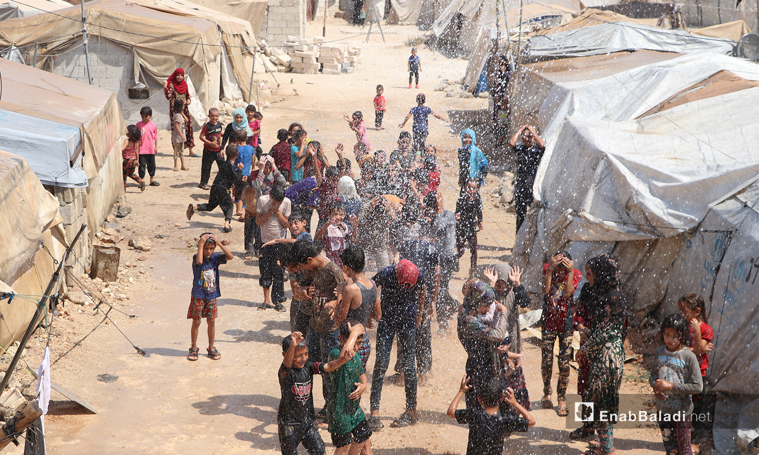 حملة للدفاع المدني لتخفيف الحر عن سكان الخيم بمخيم الشرقية في الباب بريف حلب - 5 أيلول 2020 (عنب بلدي/ عاصم الملحم)