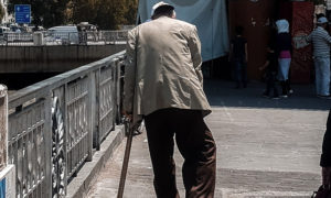 رجل عجوز يسير في شوارع دمشق - حزيران 2020 (عدسة شاب دمشقي)