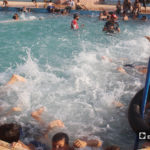 أطفال يتدربون على السباحة في مسبح "الإرادة" في كللي بريف إدلب الشمالي - أيلول 2020 (عنب بلدي/ إياد عبد الجواد)