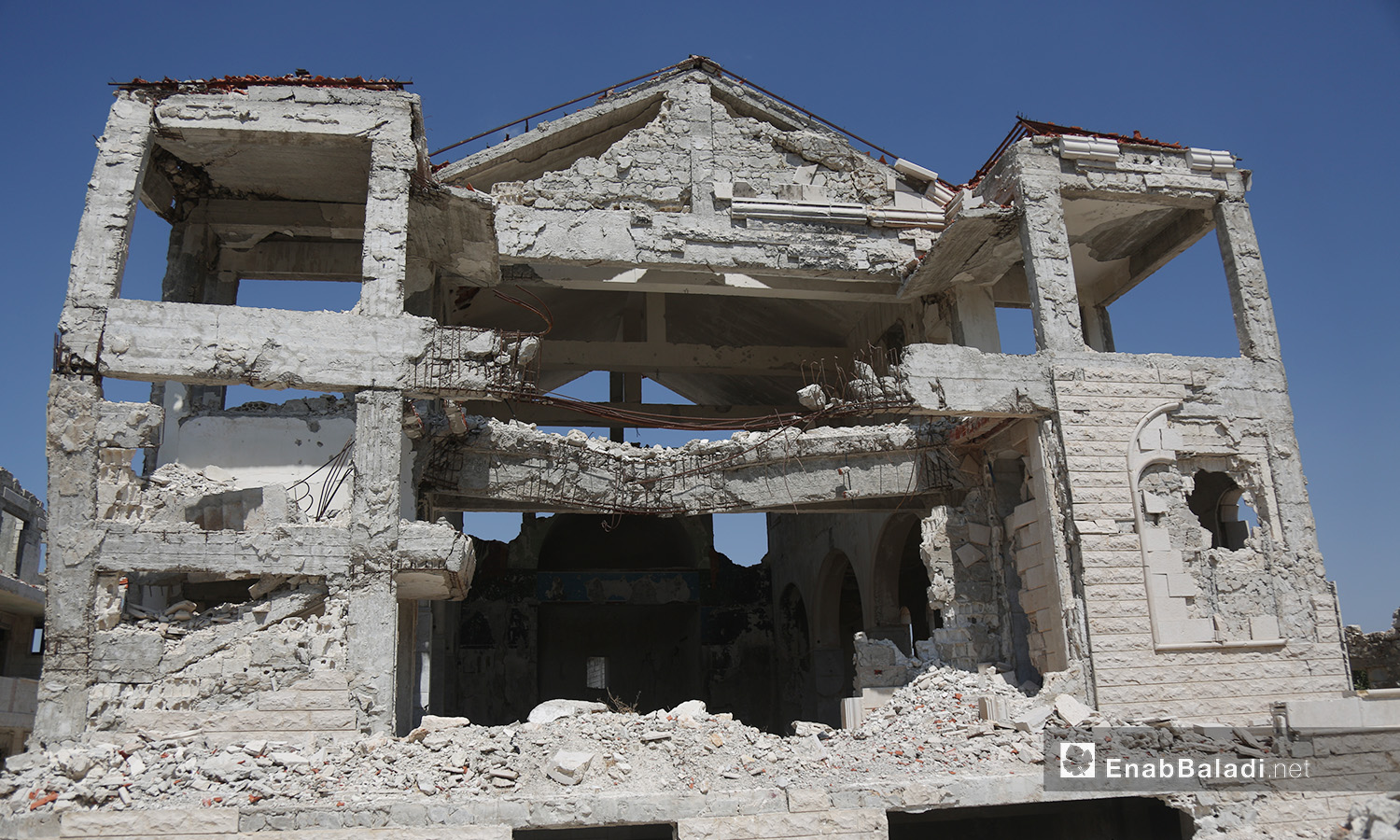 الدمار الذي طال الكنيسة الإنجيلية في قرية الغسانية بريف إدلب منع المصلين من استخدامها للعبادة - تموز 2020 (عنب بلدي)