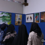 مجموعة من زائرات معرض الرسم في مدينة الباب يشاهدن اللوحات المعروضة - 22 أيلول 2020 (عنب بلدي/ عاصم الملحم)