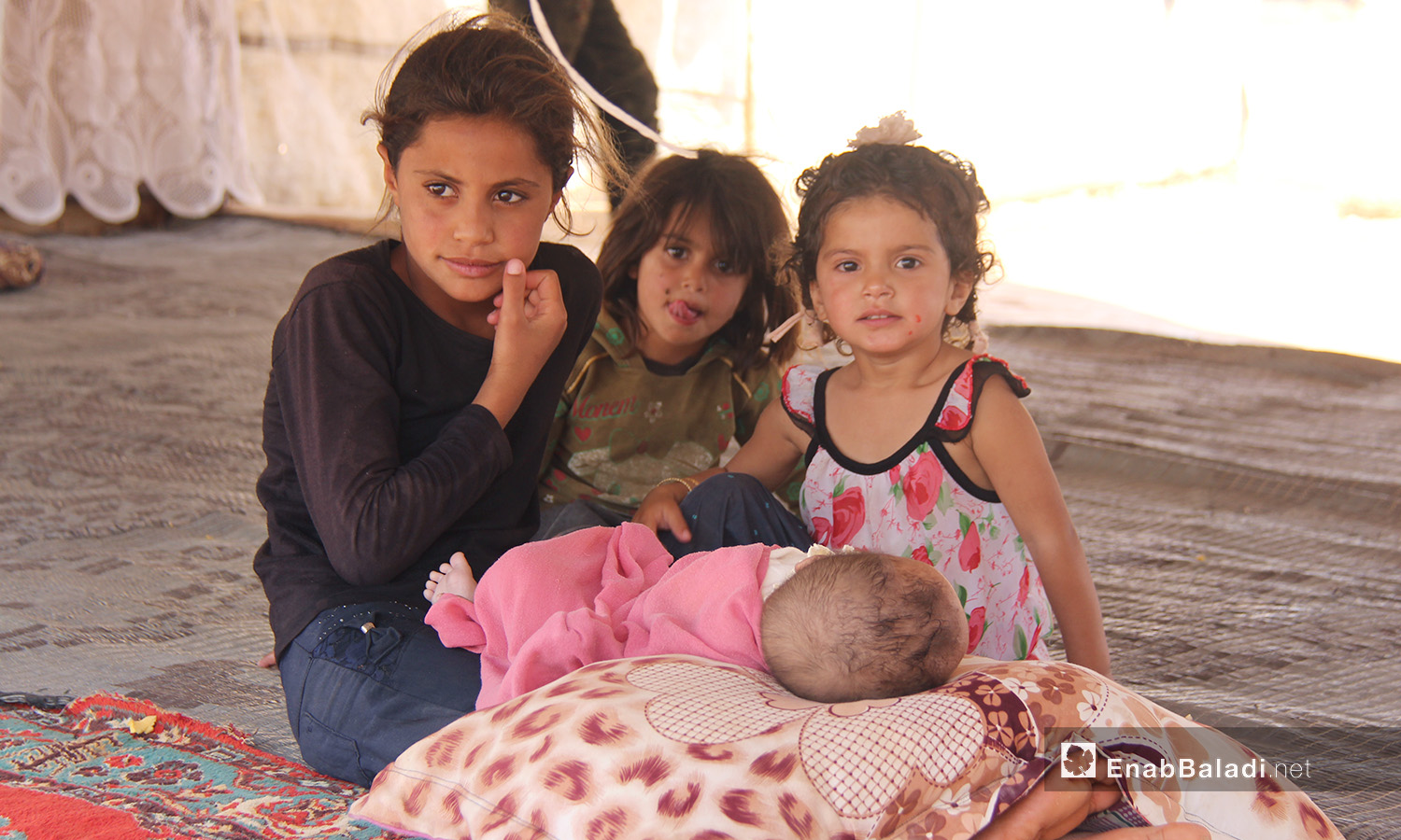 الحياة اليومية في المخيمات قرب مدينة سرمدا بريف إدلب الشمالي في ظل الظروف الجوية وارتفاع درجات الحرارة - 1 أيلول 2020 (عنب بلدي/رفيف السيد)