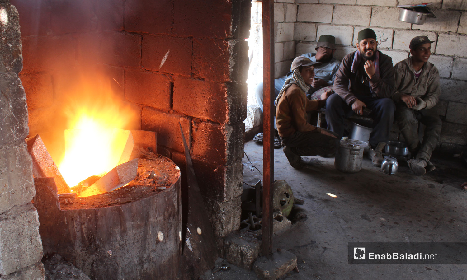 عمال صهر المعادن في شمال إدلب - 26 آب 2020 (عنب بلدي / إياد عبد الجواد)