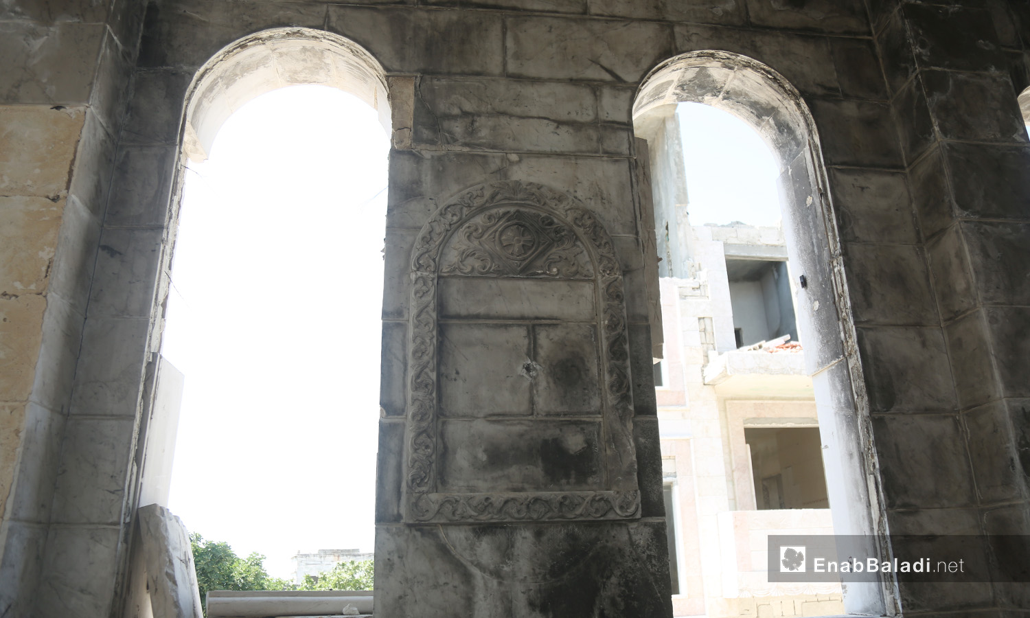 تعرضت الكنائس للقصف من قبل قوات النظام السوري وحلفائه كما تعرضت للسرقة والتخريب في منطقة الغسانية في ريف إدلب - تموز 2020 (عنب بلدي)