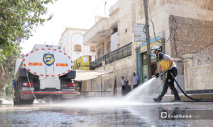 حملة لتعقيم المساجد ومحيطها من قبل فرق الدفاع المدني السوري في مدينة الباب بريف حلب الشرقي - 4 أيلول 2020 (عنب بلدي/عاصم الملحم)