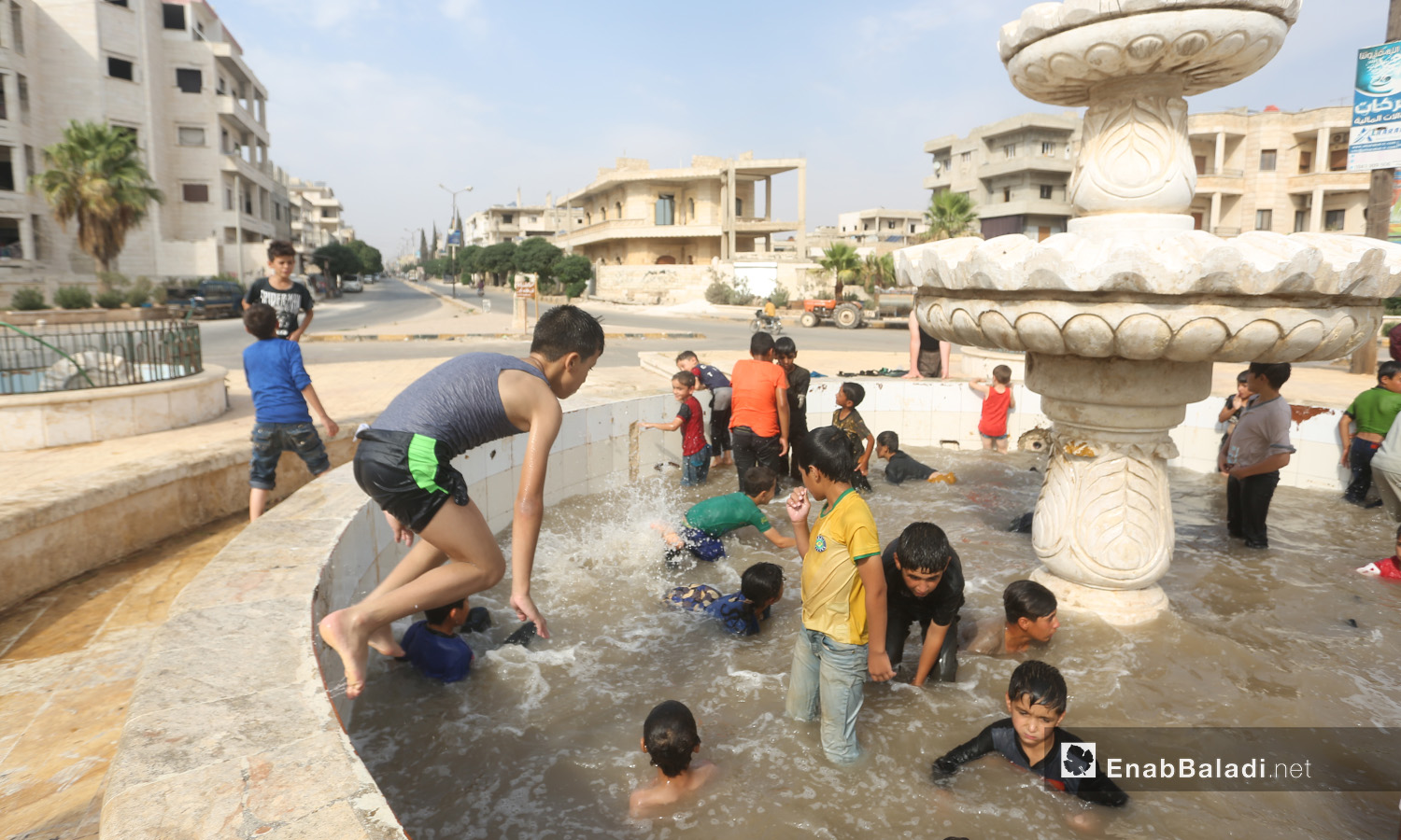 النافورة ملجأ الأطفال من الحر في دوار معرة مصرين - 2 أيلول 2020 (عنب بلدي/ يوسف غريبي)