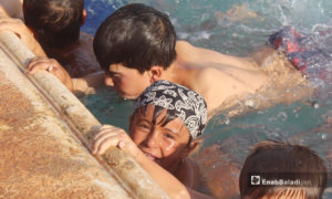 أطفال ضمن تتدريبات السباحة في بلدة كللي بريف إدلب - أيلول 2020 ( عنب بلدي / إياد عبد الجواد ) 