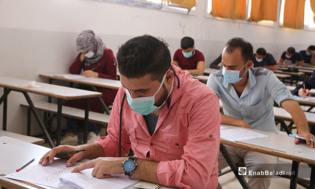طلاب في جامعة "حلب الحرة" يقدمون امتحاناتهم في الدورة الثالثة بمدينة مارع في ريف حلب الشمالي - 27 أيلول 2020 (عنب بلدي/ عبد السلام مجعان)