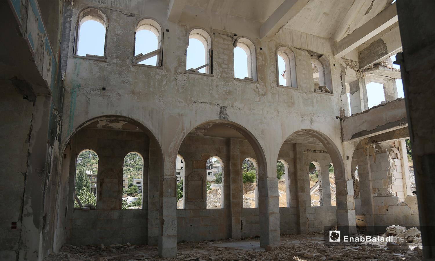 نوافذ الكنيسة الإنجيلية تخفي وراءها الخراب في قرية الغسانية في ريف إدلب - تموز 2020 (عنب بلدي)