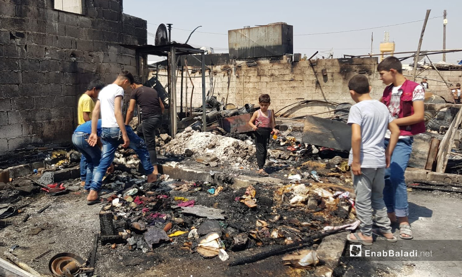 آثار حريق نشب في مخيم باب السلامة على الحدود السورية التركية وأدى لحرق 15 خيمة - 4 أيلول 2020 (عنب بلدي/عبد السلام مجعان)