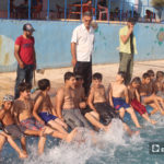 الاستعداد لتدريب السباحة في كللي بريف إدلب الشمالي - أيلول 2020 (عنب بلدي/ إياد عبد الجواد)
