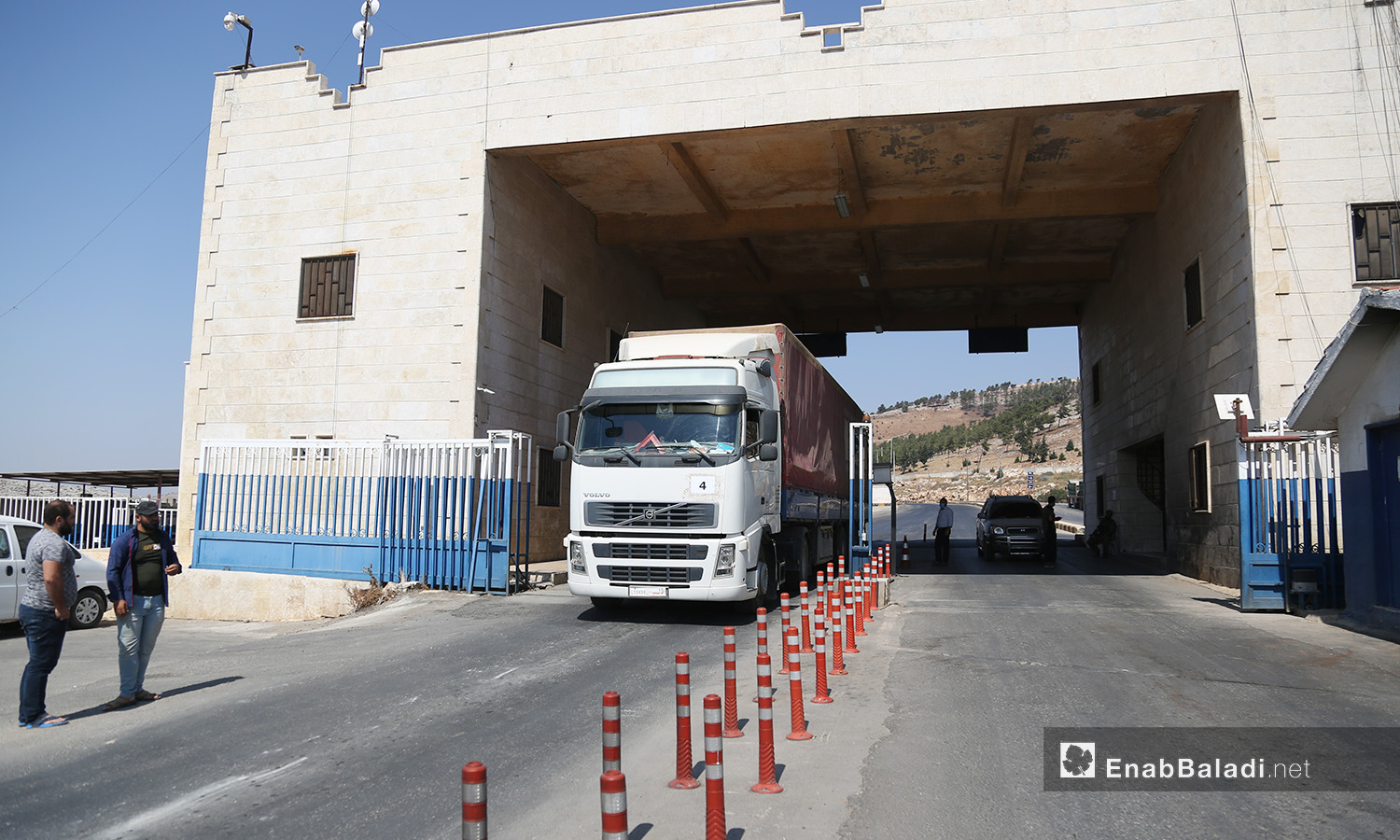 تمر قوافل المساعدات عبر معبر "باب الهوى" لإيصال المساعدات إلى إدلب وريف حلب الشمالي - 18 أيلول 2020 (عنب بلدي/ يوسف غريبي)