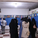 مجموعة من زائري وزائرات معرض الرسم في مدينة الباب - 22 أيلول 2020 (عنب بلدي/ عاصم الملحم)