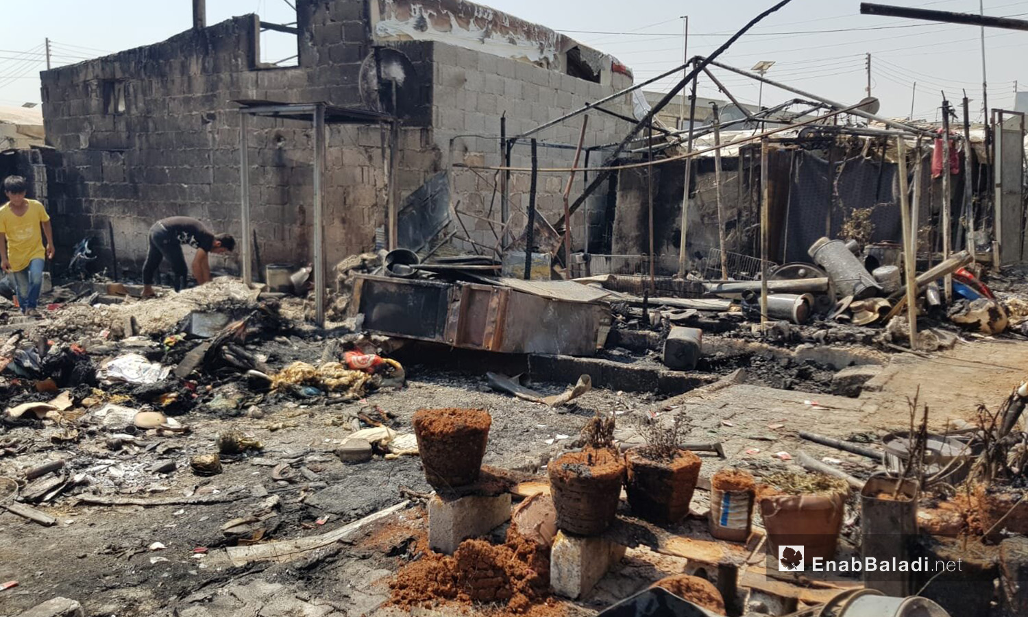 آثار حريق نشب في مخيم باب السلامة على الحدود السورية التركية وأدى لحرق 15 خيمة - 4 أيلول 2020 (عنب بلدي/عبد السلام مجعان)