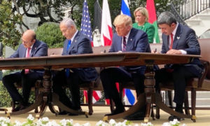 رئيس الوزراء الإسرائيلي بنيامين نتنياهو والرئيس الأمريكي دونالد ترامب ووزير الخارجية البحريني عبد اللطيف الزياني ووزير الخارجية الإماراتي عبد الله بن زايد آل نهيان يوقعون في البيت الأبيض اتفاق أبراهام - 15 من أيلول 2020 (إيفانكا ترامب)