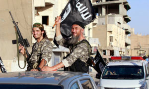 مقاتلان من تنظيم الدولة في الرقة - 30 حزيران 2014 (رويترز)