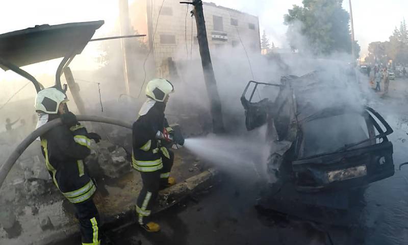 عناصر من الدفاع المدني يطفئون النيران في سيارة اشتعلت نتيجة انفجار عفرين 14 من أيلول 2020 (الدفاع المدني في حلب الحرة/ فيس بوك)
