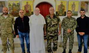 قائد ميليشا الدفاع الوطني في محردة سيمون الوكيل خلال زيارة كاهن من الرعية الكاثوليكية الفرنسية  مدينة محردة بريف حماة 9 11 من تشرين الثاني 2019 (حساب سيمون الوكيل عبر فيس بوك)