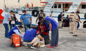 موظفو منظمة الهجرة الدولية يقدمون المساعدات الطبية الأولية لناجين من غرق قارب مهاجرين 25 من أيلول 2020 (منظمة الهجرة الدولية)