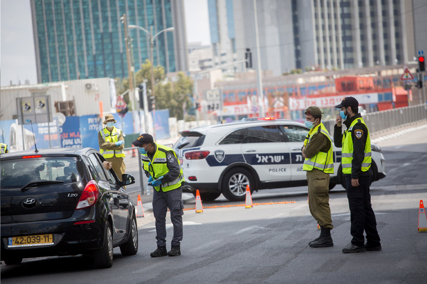 الشرطة الإسرائيلية تفرض إغلاقًا بسبب تفشي فيروس كورونا ، شوهد عند حاجز على طريق بيغن في تل أبيب ، 29 من نيسان 2020 (Miriam Alster / Flash90)