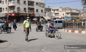 أحد أفراد الأمن التابع للمجلس المحلي في مدينة الباب بريف حلب الشمالي وهو يراقب السير في المدينة- أيلول 2020 (عنب بلدي)
