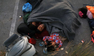 لاجئون يفترشون الطرقات بعد حريق مخيم موريا في اليونان - 9 أيلول 2020 (رويترز)