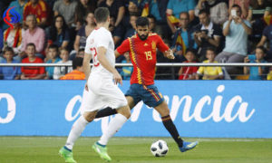 دييجو كوستا مقابل فابيان شيز في تصفيات كأس العالم 2018 (aargauerzeitung)