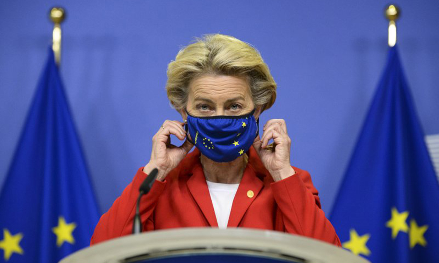 خلعت رئيسة المفوضية الأوروبية أورسولا فون دير لاين قناعها الواقي قبل الإدلاء ببيان بشأن اتفاقية الانسحاب في مقر الاتحاد الأوروبي في بروكسل - الخميس 1 من تشرين الأول 2020 (AP)