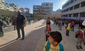 طلاب في باحة مدرسة بإدلب  - 8 من تشرين الأول 2020. 