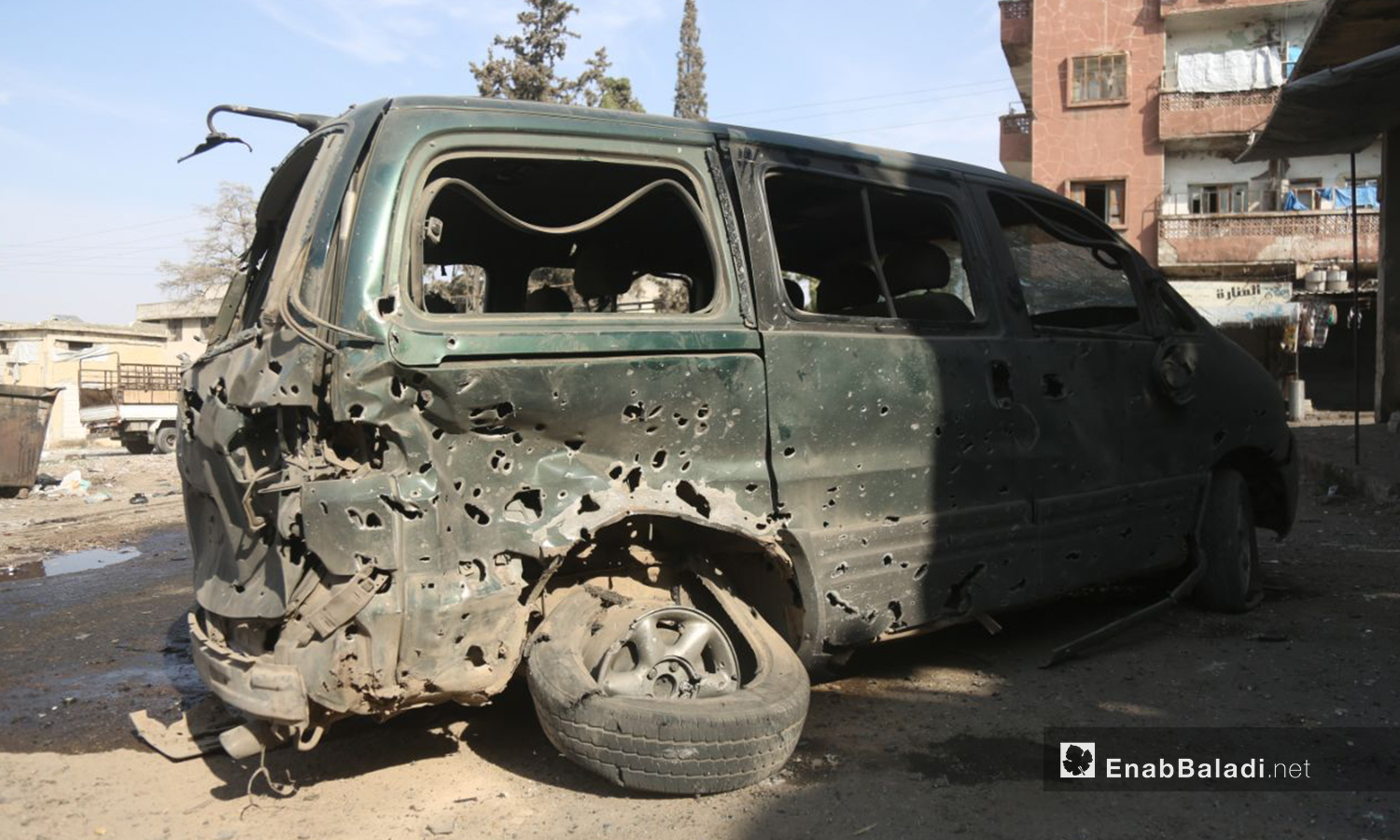 سيارة متضررة من قصف النظام السوري على السوق الشعبي في مدينة أريحا جنوبي إدلب - 28 تشرين الأول 2020 (عنب بلدي/ يوسف غريبي)