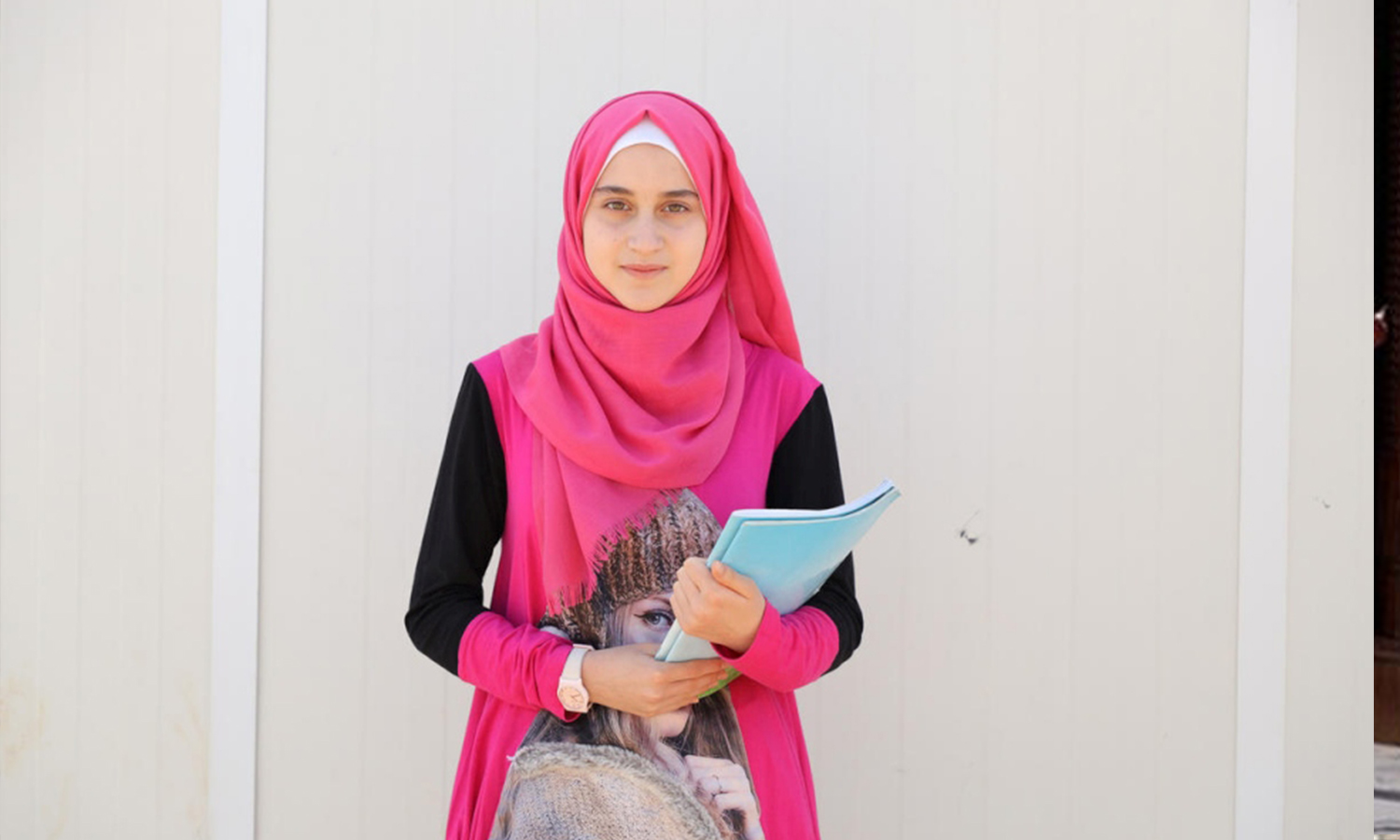 سدرة مدين الغوثاني ، لاجئة سورية تبلغ من العمر 14 عامًا ، تساعد شقيقها وأطفال جارها على الدراسة أثناء إغلاق المدارس في مخيم الزعتري للاجئين في الأردن