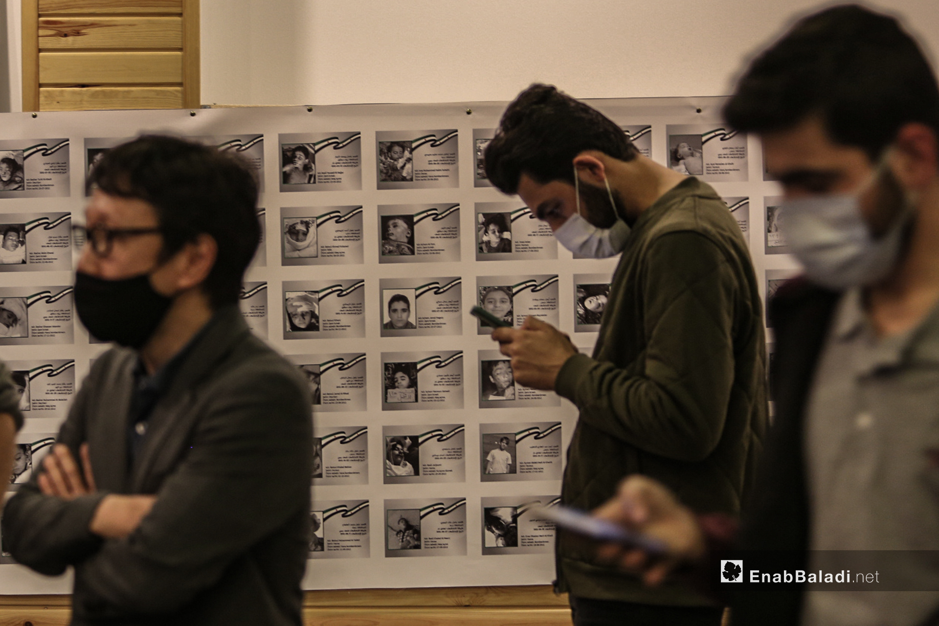ناشطين في معرض "سُكّان الذاكرة" الذي يوثق بالصور و الاسماء و التواريخ 4600 طفل سوري على لوحة طولها 70 متر في اسطنبول - 13 تشرين أول (عنب بلدي/ عبد المعين حمص)