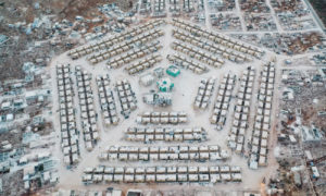 منظر جوي لمخيم نازحين على شكل شبكة خماسية بالقرب من بلدة كفرلوسين في شمال غربي سوريا- 29 من أيلول 2020 (AFP/عمر حاج قدور)