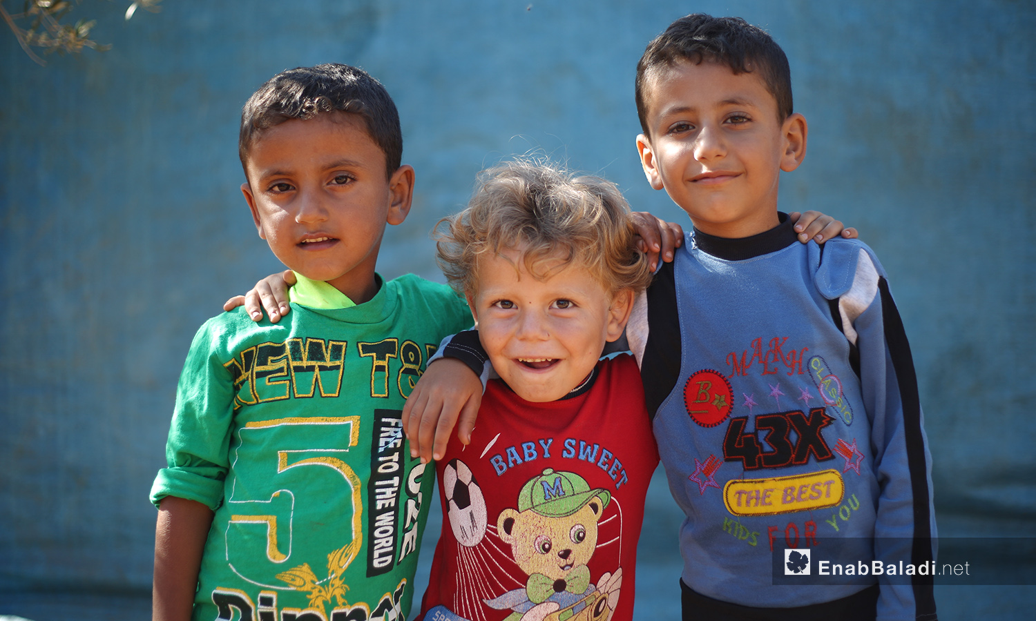 ينظر الأطفال في مخيم "المطار" مبتسمين إلى الكاميرات التي أتت لرصد حياتهم في المخيم الأخضر  - تشرين الأول 2020 (عنب بلدي/ يوسف غريبي)