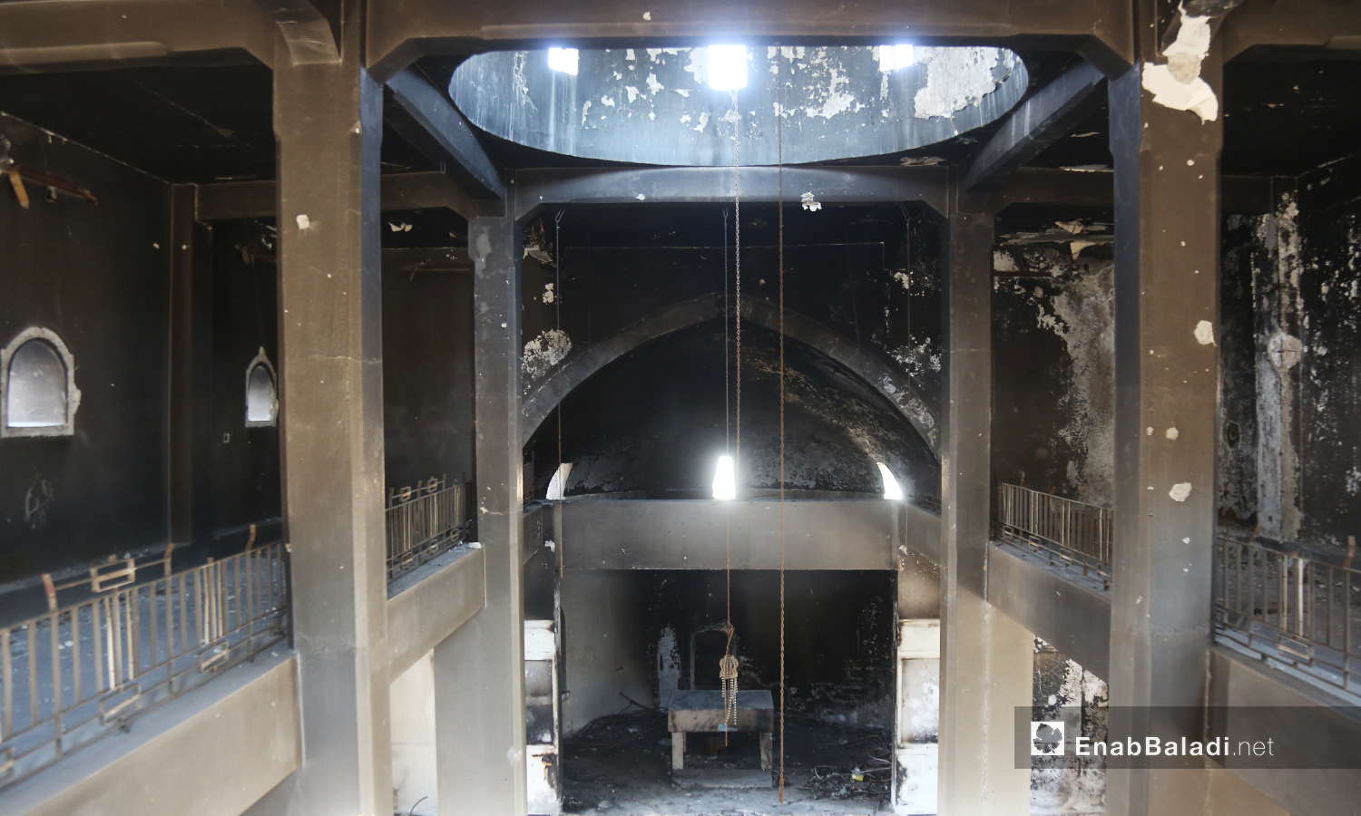 القاعة الداخلية في كنيسة "مار جرجس" تعاني من آثار الحرق نتيجة القصف ولم ترمم بعد  - تموز 2020 (عنب بلدي)