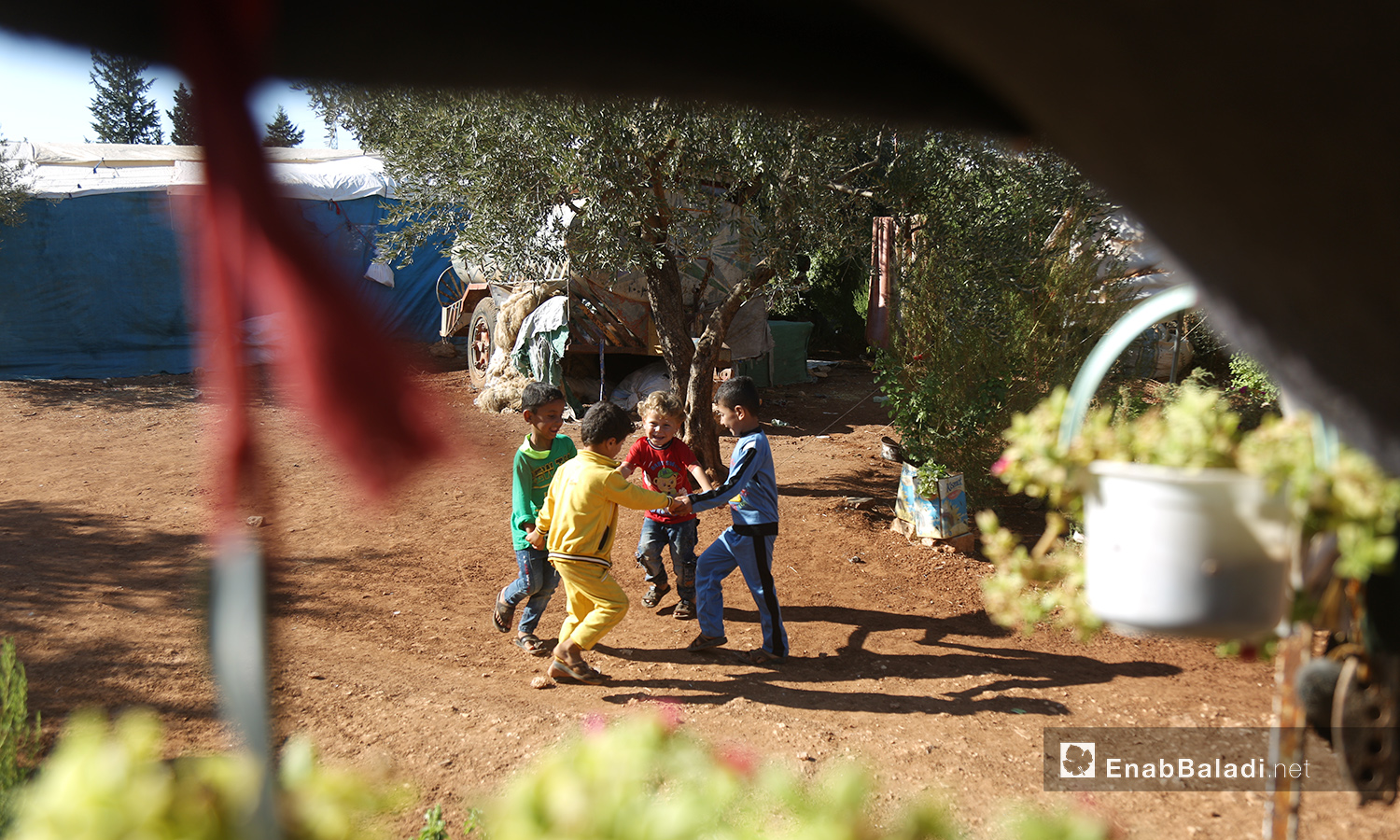 يلعب الأطفال خارج خيامهم بانتظار تجهيز الطعام  - تشرين الأول 2020 (عنب بلدي/ يوسف غريبي)