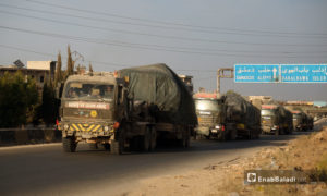 شاحنات الجيش التركي تقوم بإخلاء النقاط العسكرية في شمال حماة إلى بلدة قوقفين في جبل الزاوية جنوبي إدلب - 20 تشرين الأول 2020(عنب بلدي /يوسف غريبي)
