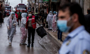 تطهير الشوارع لمنع انتشار فيروس كورونا في القامشلي، 24  من آذار 2020 (أسوشيتد برس)