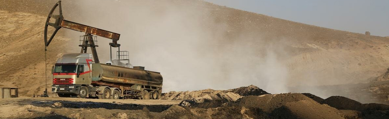 النفط السوري الذي يتم حفره من 1200 بئر نفطي في بلدة رميلان في القامشلي شمال شرقي سوريا يهدر بسبب الاشتباكات بين تنظيم "الدولة" و"قسد"- 25 من أيلول 2014 (فرانس برس)