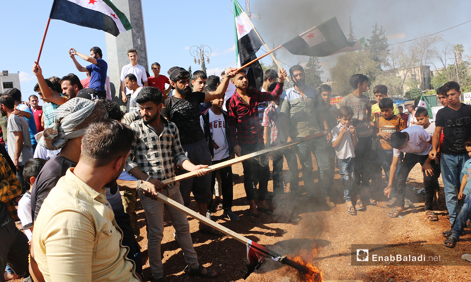أحرق المتظاهرون في إدلب أعلام النظام السوري احتجاجًا على انتهاكاته - 2 تشرين الأول 2020 (عنب بلدي/ أنس الخولي)