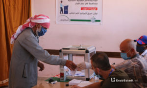 ناخب يتقدم للإدلاء بصوته في انتخابات مجلس تل عار المحلي - 3 تشرين الأول (عنب بلدي)