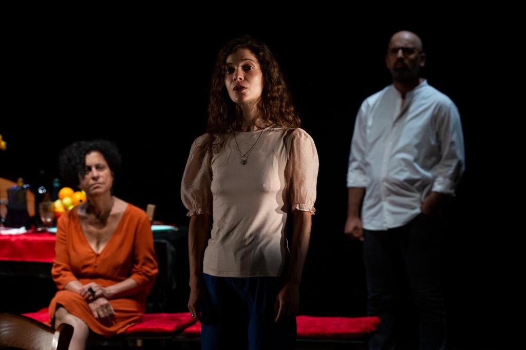 مشهد من عرض مسرحية "واي صيدنايا" على مسرح "بيلليني" ضمن فعاليات مهرجان "نابولي" الدولي بإيطاليا، أيلول 2020، المصدر: المخرج رمزي شقير.